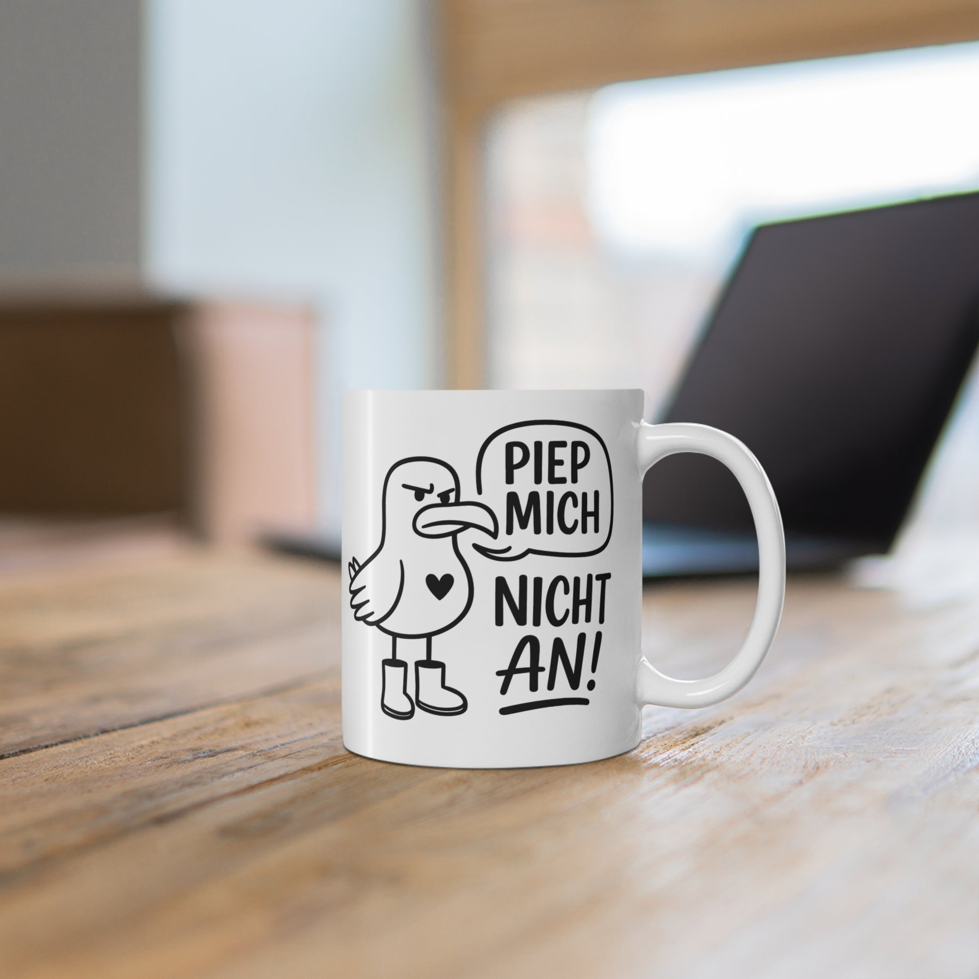 Weiße Tasse mit lustigem Möwenmotiv, Gummistiefeln und Schriftzug „Piep mich nicht an!“ auf Holztisch