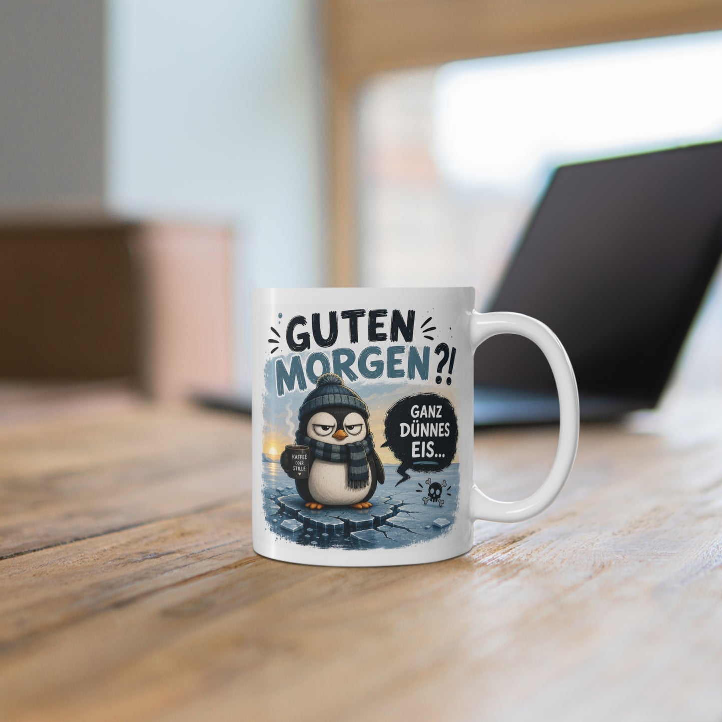 Weißer Kaffeebecher mit mürrischem Pinguin, Wintermütze und Kaffee oder Stille Motiv