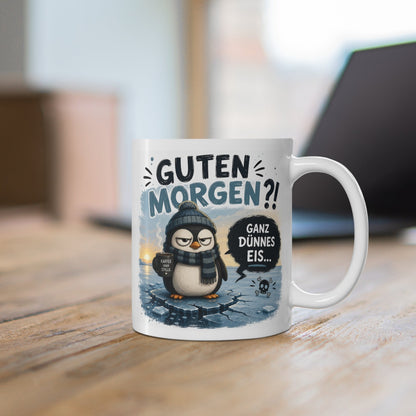 Weißer Kaffeebecher mit mürrischem Pinguin, Wintermütze und Kaffee oder Stille Motiv