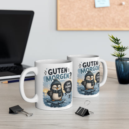 Lustige Pinguin Tasse mit Spruch Guten Morgen Ganz dünnes Eis auf Schreibtisch im Büro