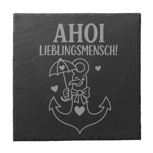 Quadratischer schwarzer Schiefer-Untersetzer mit Gravur „Ahoi Lieblingsmensch!“, Anker mit Schleife und Herzdetails