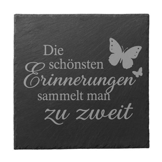 Quadratischer schwarzer Schiefer-Untersetzer mit Gravur „Die schönsten Erinnerungen sammelt man zu zweit“ und Schmetterlingsmotiv