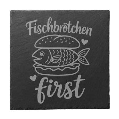 Quadratischer schwarzer Schiefer-Untersetzer mit Gravur „Fischbrötchen first“ und Fischburger-Motiv