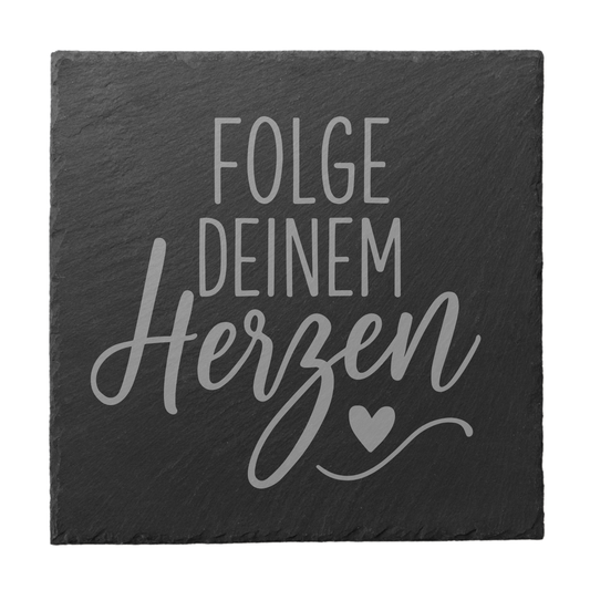Quadratischer schwarzer Schiefer-Untersetzer mit Gravur „Folge deinem Herzen“ und Herzsymbol