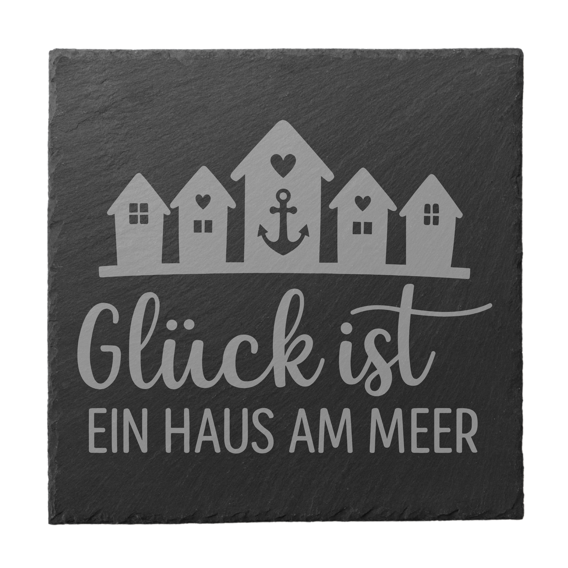 Quadratischer schwarzer Schiefer-Untersetzer mit Gravur „Glück ist ein Haus am Meer“ und Strandhäusern mit Anker