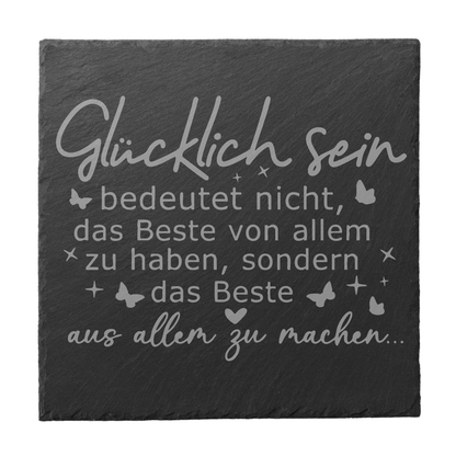Quadratischer schwarzer Schiefer-Untersetzer mit Gravur „Glücklich sein bedeutet nicht, das Beste von allem zu haben…“ mit Sternen und Schmetterlingen
