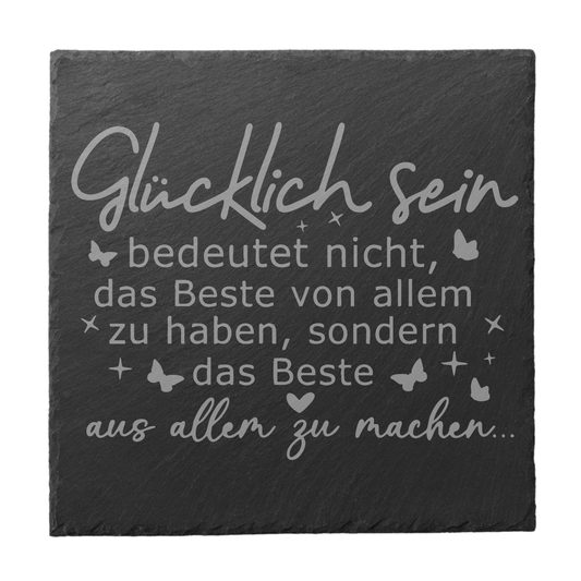 Quadratischer schwarzer Schiefer-Untersetzer mit Gravur „Glücklich sein bedeutet nicht, das Beste von allem zu haben…“ mit Sternen und Schmetterlingen