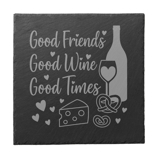 Quadratischer schwarzer Schiefer-Untersetzer mit Gravur „Good Friends Good Wine Good Times“ und Weinflasche