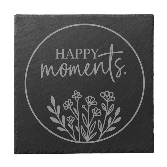 Quadratischer schwarzer Schiefer-Untersetzer mit Gravur „Happy Moments“ im Kreisdesign mit Blumenmotiv
