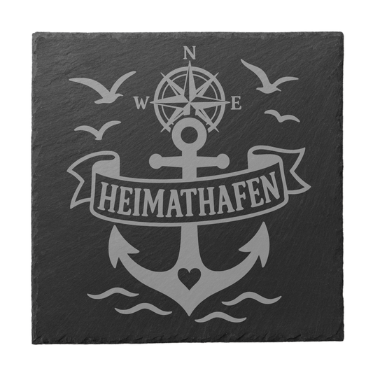 Quadratischer schwarzer Schiefer-Untersetzer mit Gravur „Heimathafen“ sowie Anker, Kompassrose und Möwen