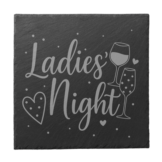 Quadratischer schwarzer Schiefer-Untersetzer mit Gravur „Ladies’ Night“ und Weingläsern