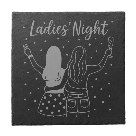 Quadratischer schwarzer Schiefer-Untersetzer mit Gravur „Ladies’ Night“ und zwei Freundinnen mit Sektglas