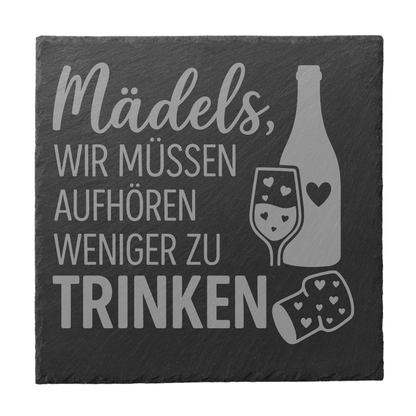 Quadratischer schwarzer Schiefer-Untersetzer mit Gravur „Mädels wir müssen aufhören weniger zu trinken“ und Wein Motiv