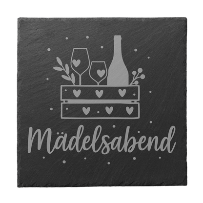 Quadratischer schwarzer Schiefer-Untersetzer mit Gravur „Mädelsabend“ und Weinflasche sowie Gläsern