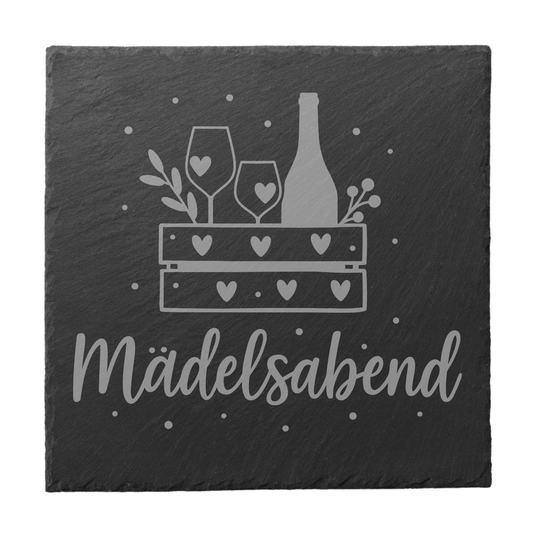 Quadratischer schwarzer Schiefer-Untersetzer mit Gravur „Mädelsabend“ und Weinflasche sowie Gläsern