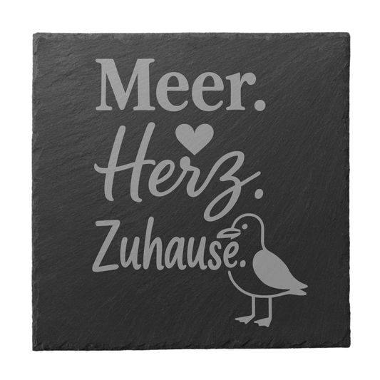 Quadratischer schwarzer Schiefer-Untersetzer mit Gravur „Meer Herz Zuhause“ und Möwen-Motiv