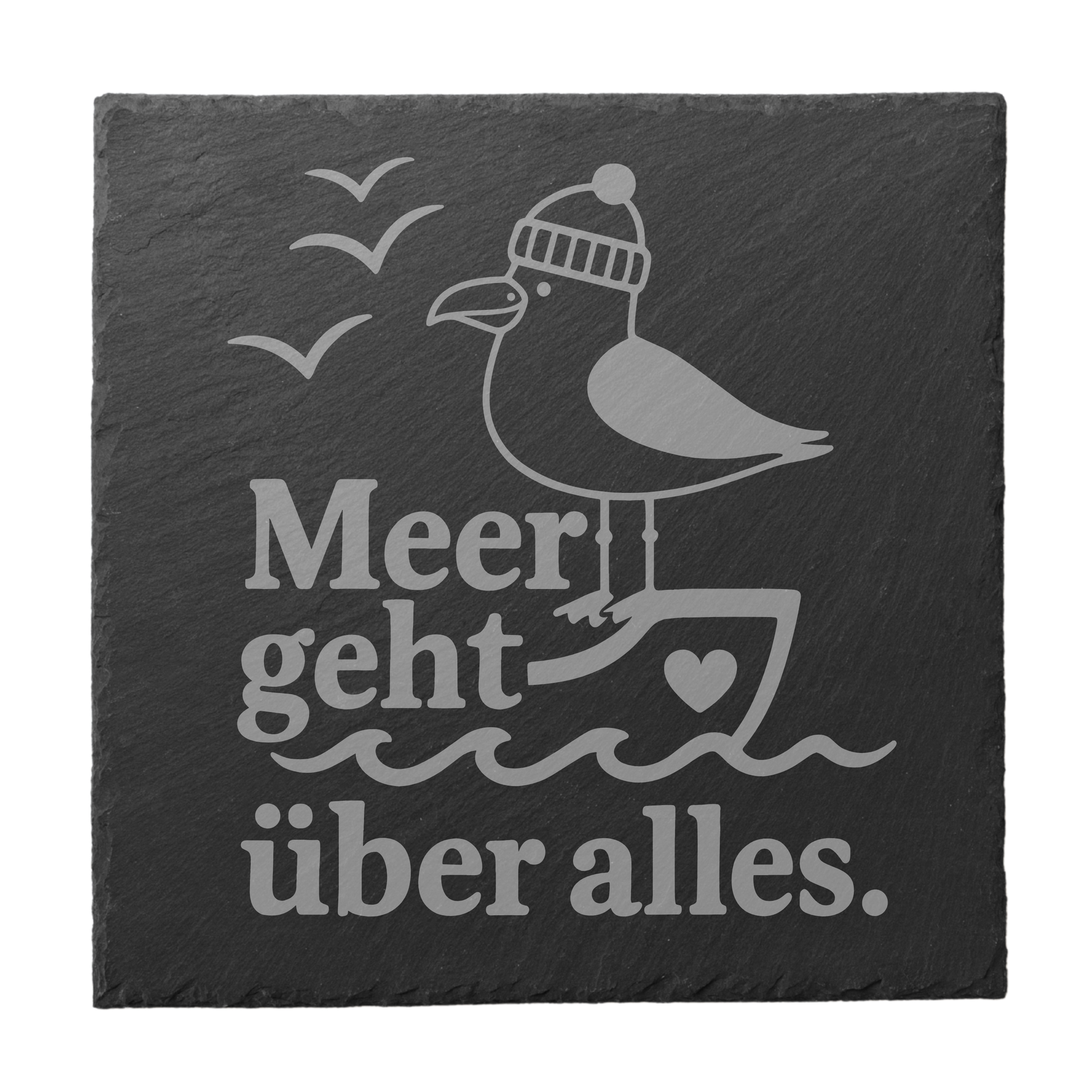 Quadratischer schwarzer Schiefer-Untersetzer mit Gravur „Meer geht über alles“, Möwe mit Mütze und Wellenmotiv
