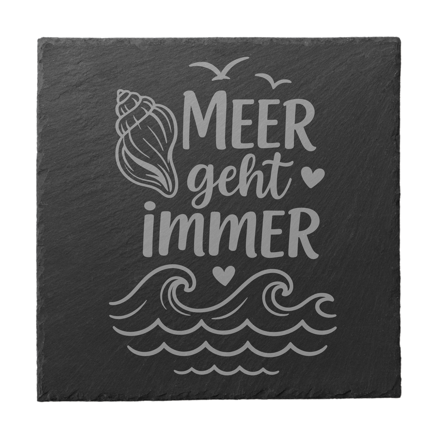 Quadratischer schwarzer Schiefer-Untersetzer mit Gravur „Meer geht immer“, Muschelmotiv und Wellen