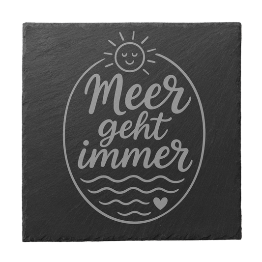 Quadratischer schwarzer Schiefer-Untersetzer mit Gravur „Meer geht immer“ sowie Sonne- und Wellenmotiv im Kreisdesign