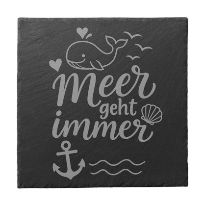 Quadratischer schwarzer Schiefer-Untersetzer mit Gravur „Meer geht immer“ sowie Wal, Anker und Wellen