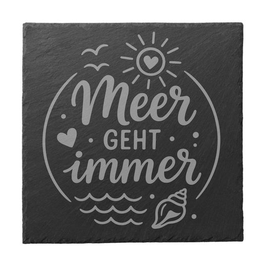 Quadratischer schwarzer Schiefer-Untersetzer mit Gravur „Meer geht immer“ und maritimen Symbolen