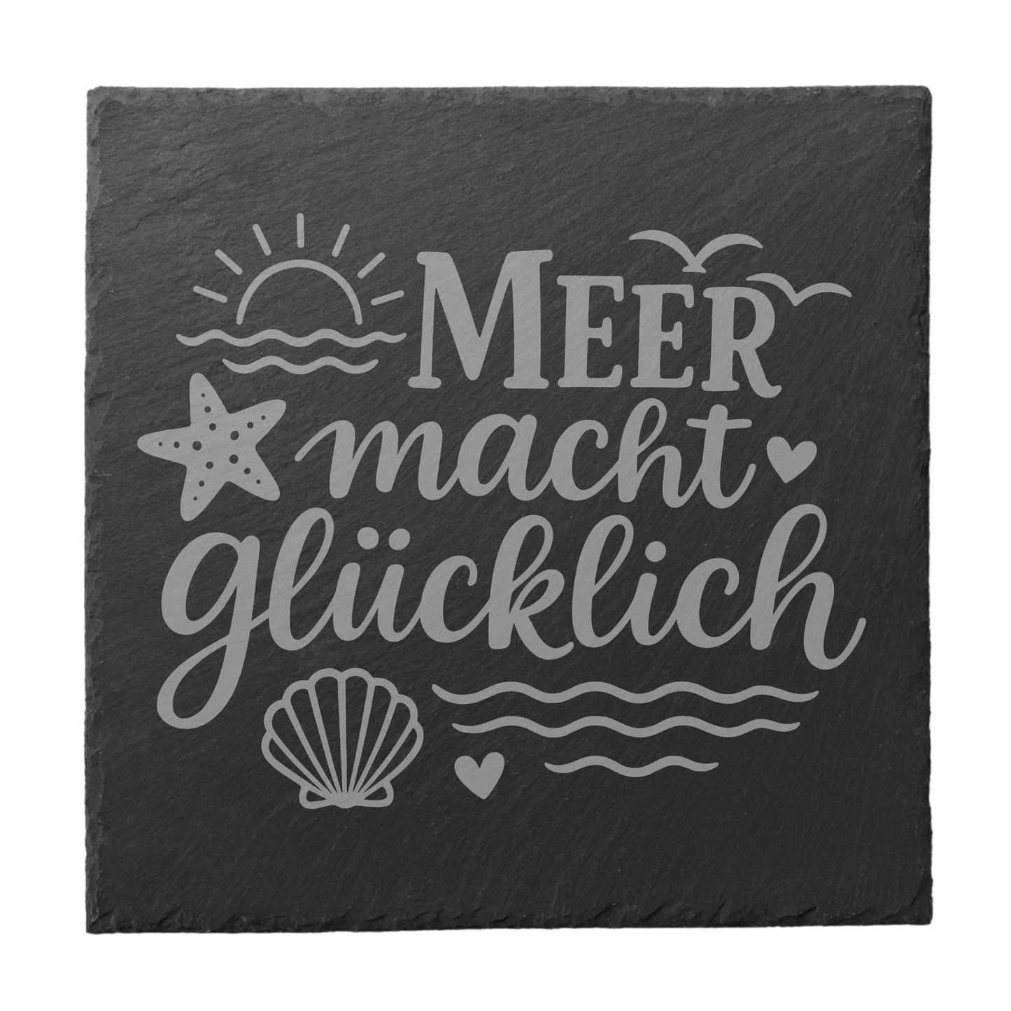 Quadratischer schwarzer Schiefer-Untersetzer mit Gravur „Meer macht glücklich“ sowie Sonne, Wellen, Seestern und Muschel