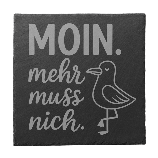 Quadratischer schwarzer Schiefer-Untersetzer mit Gravur „Moin. mehr muss nich.“ und minimalistischer Möwe