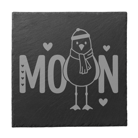 Quadratischer schwarzer Schiefer-Untersetzer mit Gravur „Moin“ und Möwe mit Mütze und Schal