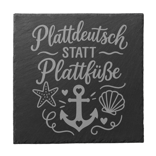 Quadratischer schwarzer Schiefer-Untersetzer mit Gravur „Plattdeutsch statt Plattfüße“ und Anker-Motiv