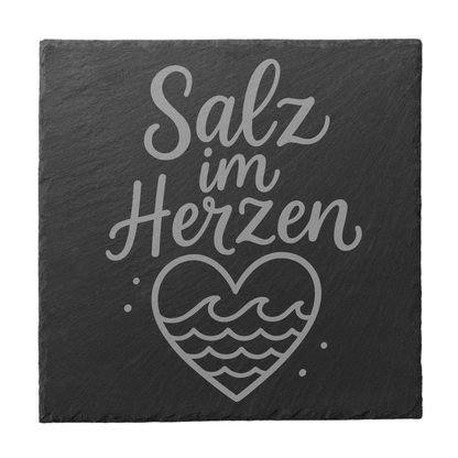 Quadratischer schwarzer Schiefer-Untersetzer mit Gravur „Salz im Herzen“ und Herz mit Wellen