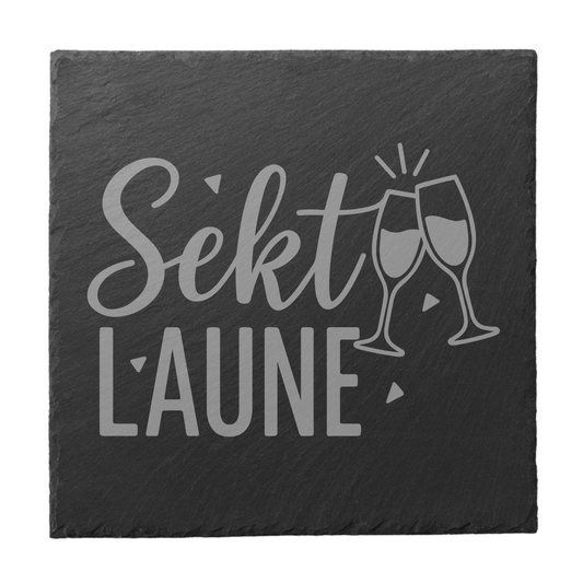 Quadratischer schwarzer Schiefer-Untersetzer mit Gravur „Sektlaune“ und zwei anstoßenden Sektgläsern