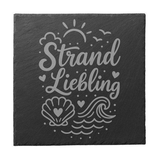 Quadratischer schwarzer Schiefer-Untersetzer mit Gravur „Strand Liebling“, Muschel mit Herz und Wellenmotiv