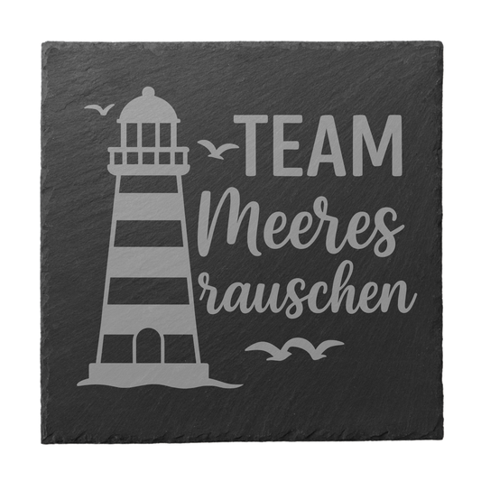 Quadratischer schwarzer Schiefer-Untersetzer mit Gravur „Team Meeresrauschen“ und Leuchtturm-Motiv