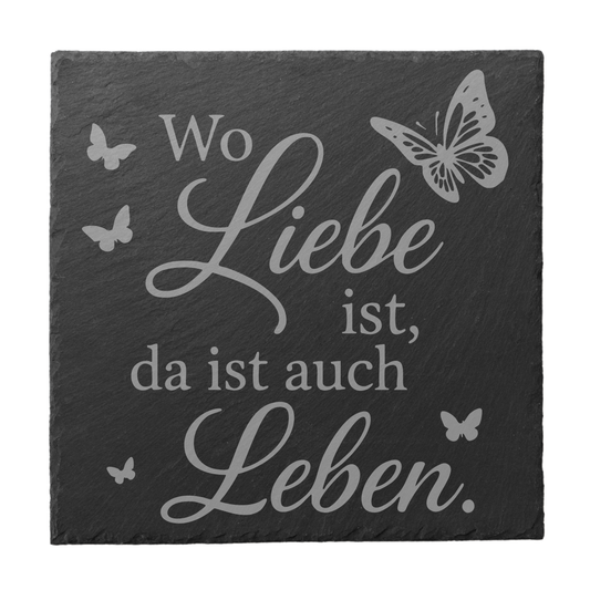 Quadratischer schwarzer Schiefer-Untersetzer mit Gravur „Wo Liebe ist, da ist auch Leben“ und Schmetterlingsmotiven