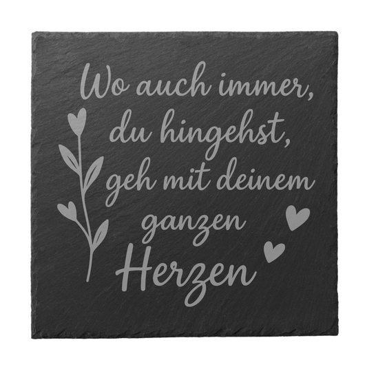 Quadratischer schwarzer Schiefer-Untersetzer mit Gravur „Wo auch immer du hingehst, geh mit deinem ganzen Herzen“ und Herzmotiv