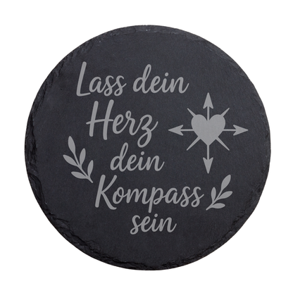 Quadratischer schwarzer Schiefer-Untersetzer mit inspirierendem Spruch „Lass dein Herz dein Kompass sein“ und dekorativen Blattelementen
