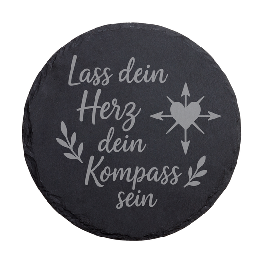 Quadratischer schwarzer Schiefer-Untersetzer mit inspirierendem Spruch „Lass dein Herz dein Kompass sein“ und dekorativen Blattelementen