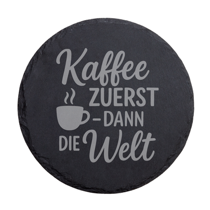 Runder Schiefer Untersetzer mit Spruch „Kaffee zuerst dann die Welt“