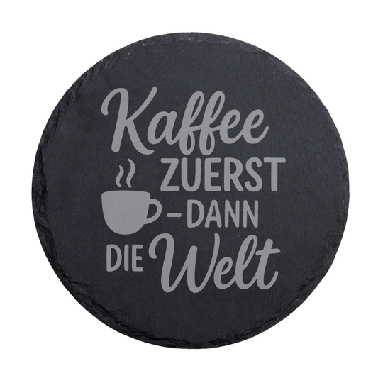 Runder Schiefer Untersetzer mit Spruch „Kaffee zuerst dann die Welt“