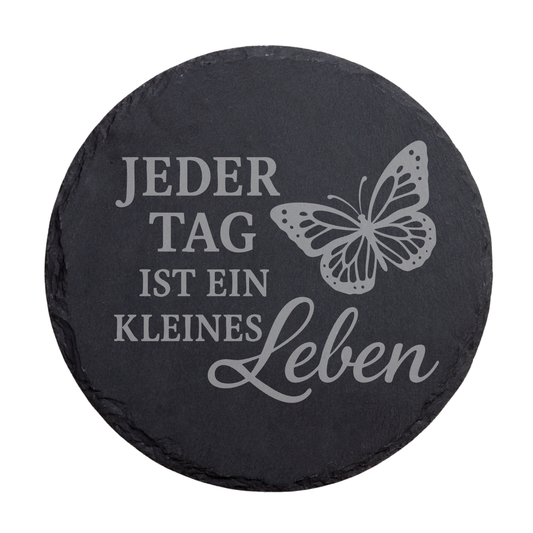 Runder schwarzer Schiefer-Untersetzer mit Gravur „Jeder Tag ist ein kleines Leben“ und Schmetterling