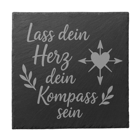 Runder schwarzer Schiefer-Untersetzer mit Gravur „Lass dein Herz dein Kompass sein“ und Herz-Kompass-Symbol