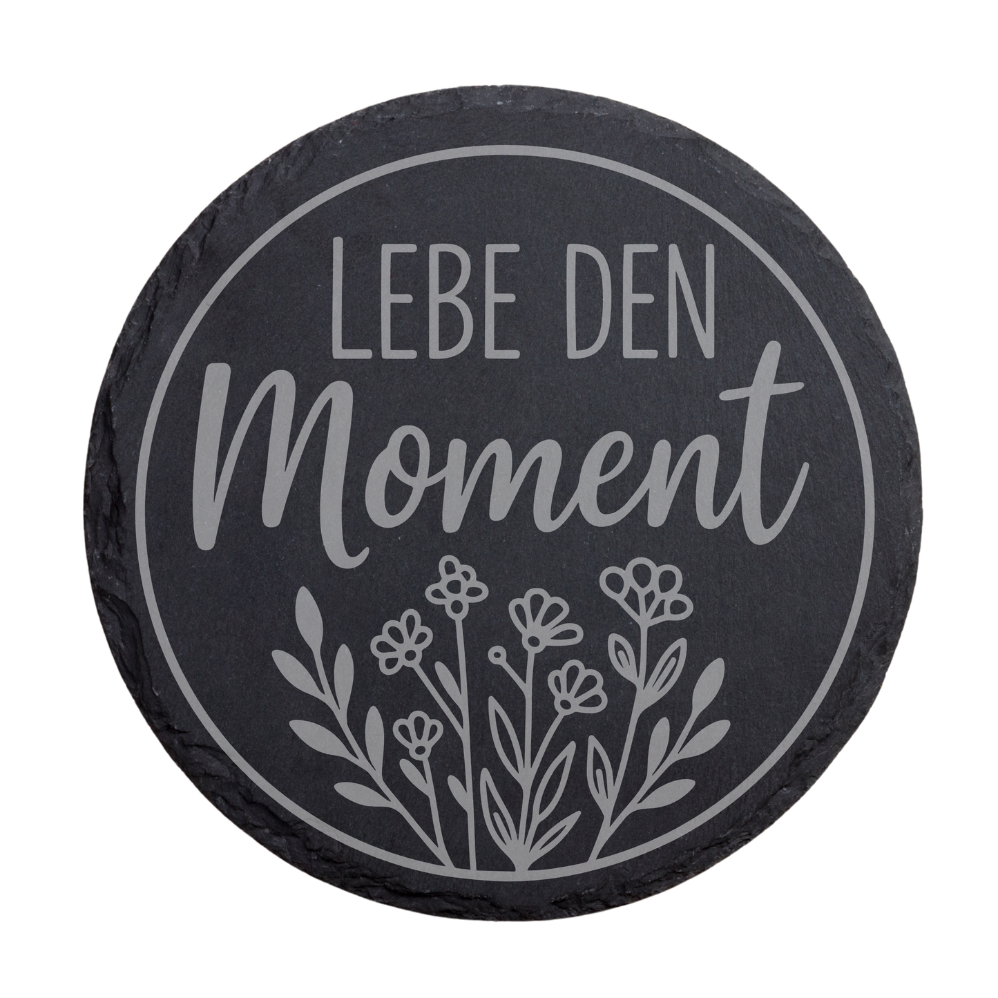 Runder schwarzer Schiefer-Untersetzer mit Gravur „Lebe den Moment“ und Blumenmotiv im Kreis