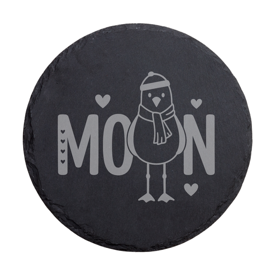 Runder schwarzer Schiefer-Untersetzer mit Moin-Schriftzug und niedlicher Möwe im Winterlook