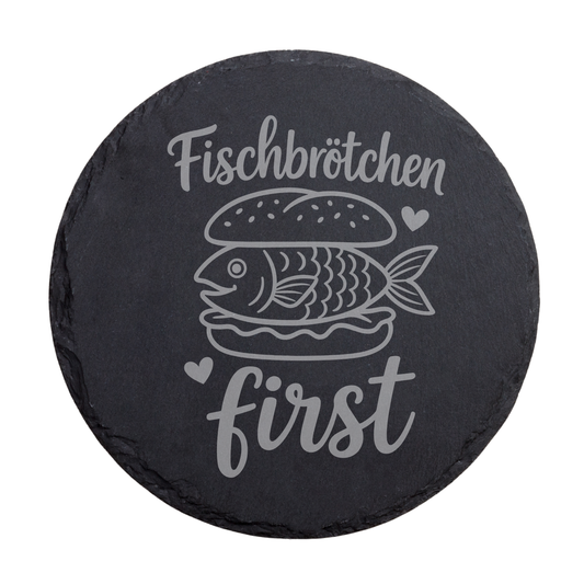 Runder schwarzer Schiefer-Untersetzer mit Schriftzug „Fischbrötchen first“ und Fischbrötchen Illustration