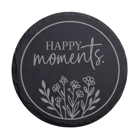 Runder schwarzer Schiefer-Untersetzer mit Schriftzug „Happy Moments“ und floraler Illustration