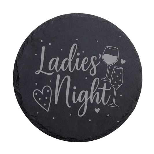 Runder schwarzer Schiefer-Untersetzer mit Schriftzug „Ladies’ Night“ und Herz-Motiv