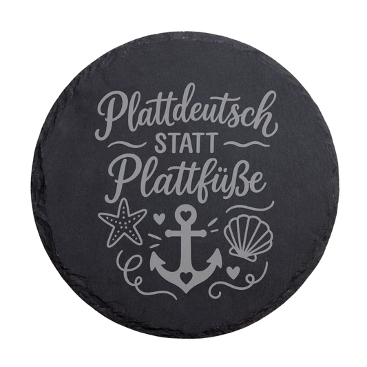 Runder schwarzer Schiefer-Untersetzer mit Schriftzug „Plattdeutsch statt Plattfüße“ und maritimen Symbolen