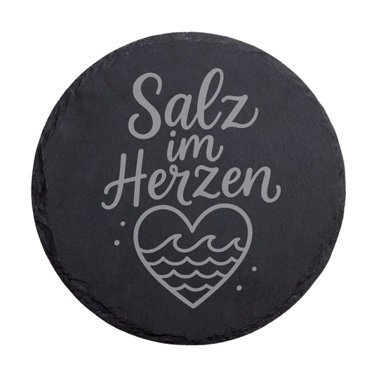 Runder schwarzer Schiefer-Untersetzer mit Schriftzug „Salz im Herzen“ und maritimem Herzmotiv