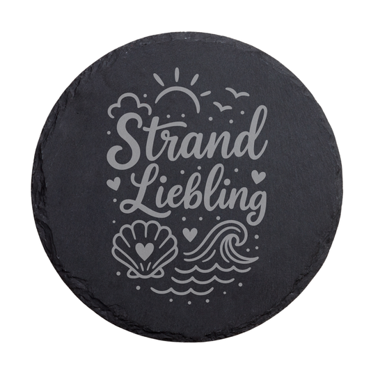 Runder schwarzer Schiefer-Untersetzer mit Schriftzug „Strand Liebling“, Muschel und maritimer Welle
