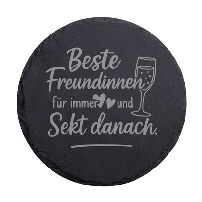 Runder schwarzer Schiefer-Untersetzer mit Spruch „Beste Freundinnen für immer und Sekt danach“ und Sektglas Motiv